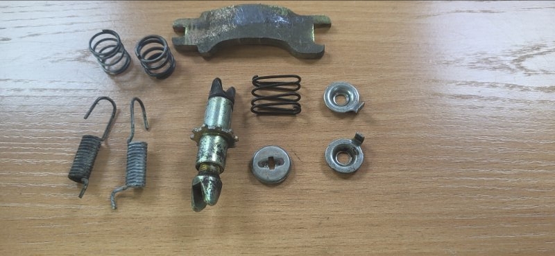 Механизм стояночного тормоза TOYOTA MARKII JZX90 1JZGE задний правый (б/у) Механизм стояночного тормоза TOYOTA MARKII JZX90 1JZGE задний правый (б/у)