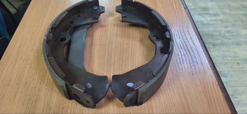 Колодки тормозные NISSAN SERENA PC24 QR20DE задние (б/у) Колодки тормозные NISSAN SERENA PC24 QR20DE задние (б/у)