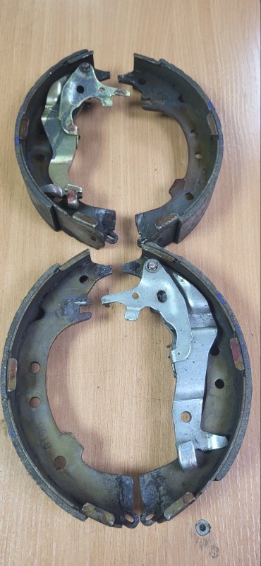 Колодки тормозные TOYOTA IPSUM SXM10 3SFE задние (б/у) Колодки тормозные TOYOTA IPSUM SXM10 3SFE задние (б/у)