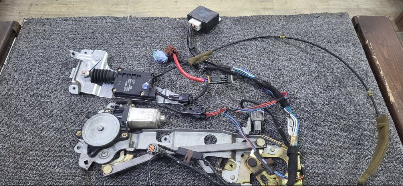 Замок двери NISSAN SERENA C24 задний левый (б/у) Замок двери NISSAN SERENA C24 задний левый (б/у)