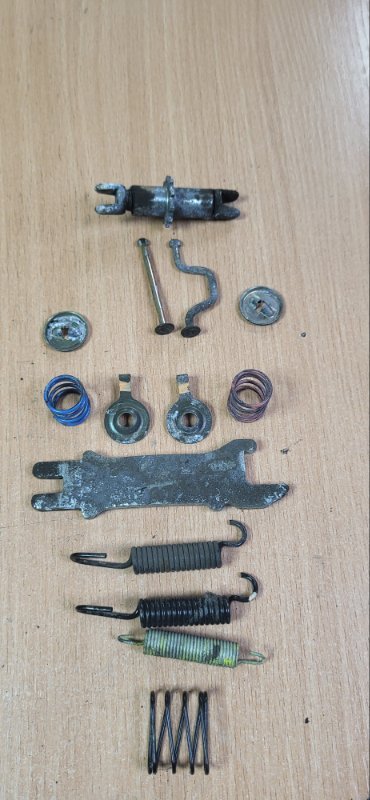 Механизм стояночного тормоза TOYOTA IPSUM ACM21W 2AZFE задний левый (б/у) Механизм стояночного тормоза TOYOTA IPSUM ACM21W 2AZFE задний левый (б/у)