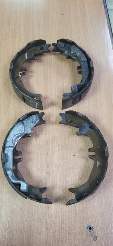 Колодки тормозные TOYOTA IPSUM ACM21 2AZFE (б/у) Колодки тормозные TOYOTA IPSUM ACM21 2AZFE (б/у)