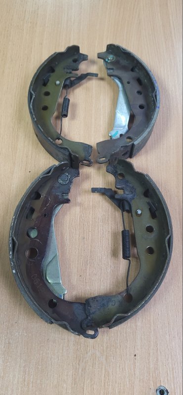 Колодки тормозные TOYOTA ALLION ZZT240 задние (б/у) Колодки тормозные TOYOTA ALLION ZZT240 задние (б/у)