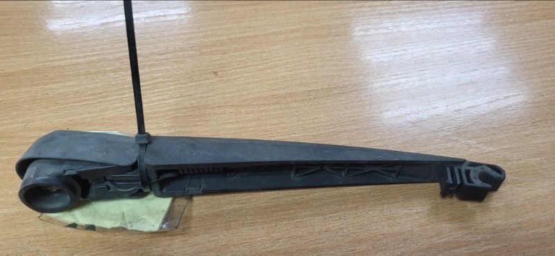 Держатель дворника TOYOTA AVENSIS ZRT272W 3RRFAE задний (б/у)