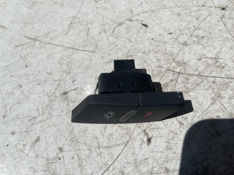Кнопка открытия двери A6 2001 C5 AYM