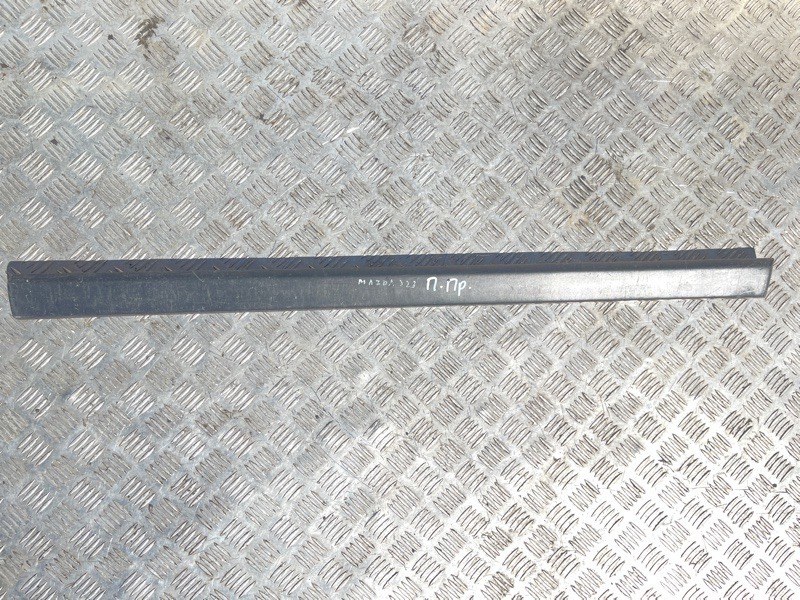 Молдинг двери передний правый Mazda 323F 1991 BG B48150682 контрактная