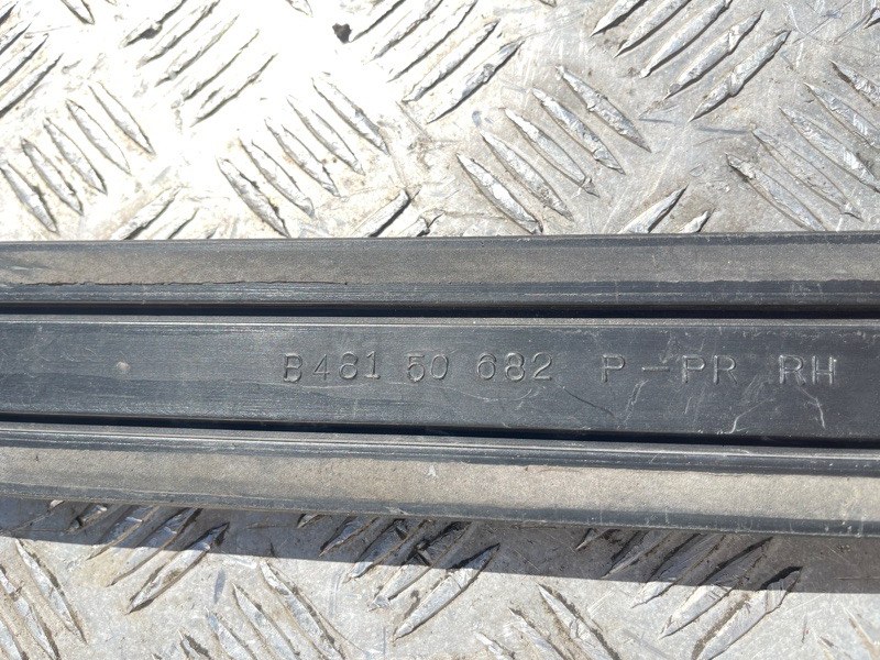 Молдинг двери передний правый Mazda 323F BG