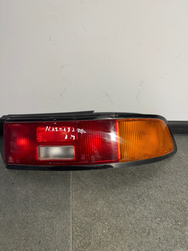 Фонарь задний задний правый Mazda 323F 1991 BG 0431321r контрактная