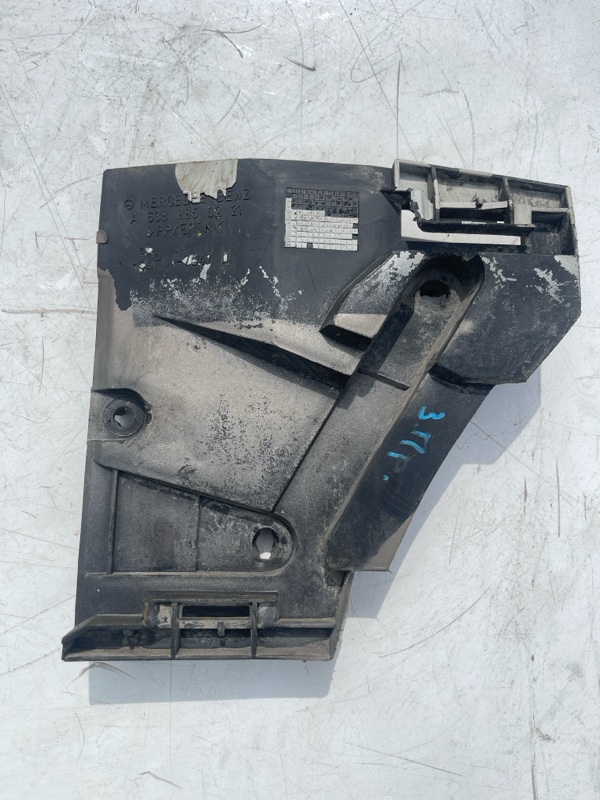 Крепление бампера заднее правое Mercedes V-klass 2001 W638 611980 A6388850221 контрактная