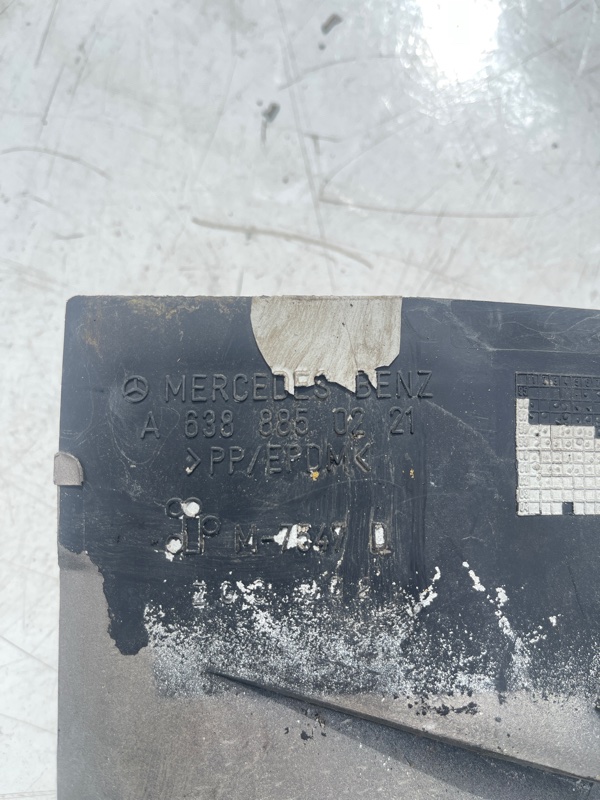 Крепление бампера заднее правое Mercedes V-klass W638 611980