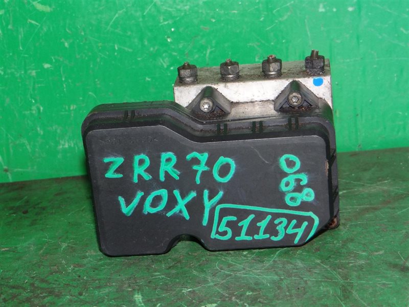 Блок управления abs Toyota Voxy ZRR70 3ZR-FE