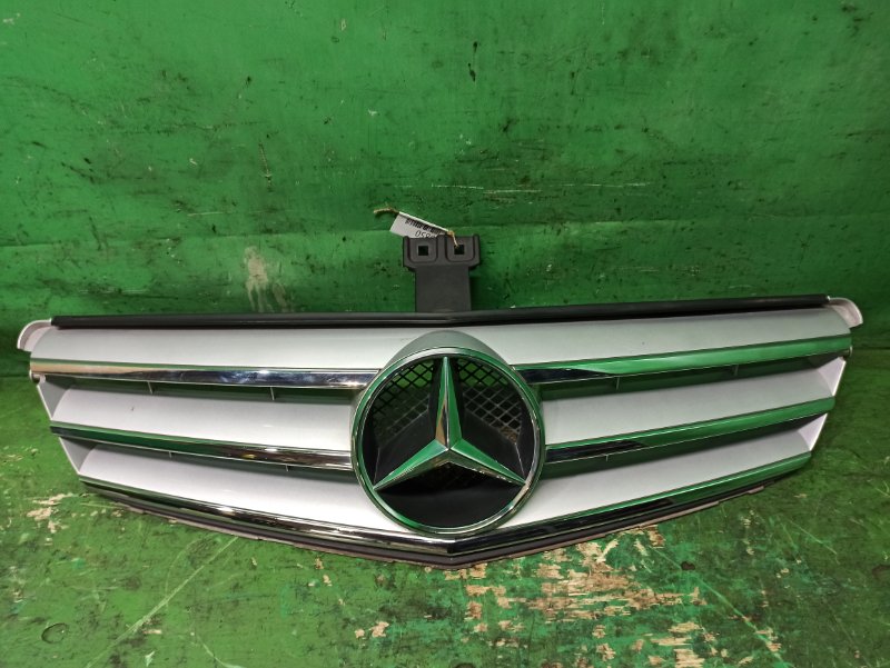 Решетка радиатора MERCEDES-BENZ C-CLASS W204.002 03.2007 A2048800023 (б/у)