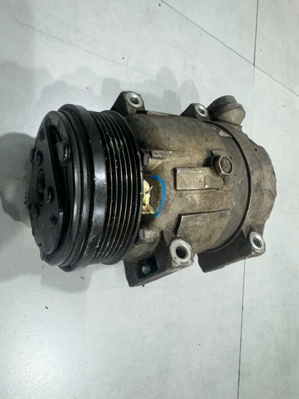Компрессор кондиционера Chevrolet Cruze F16D3 3002854 контрактная