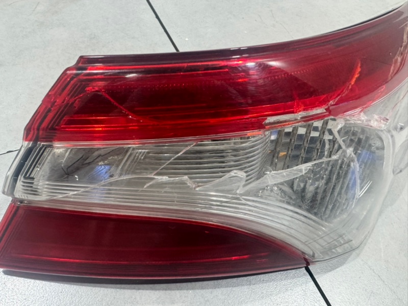 Фонарь задний правый Toyota Camry XV70