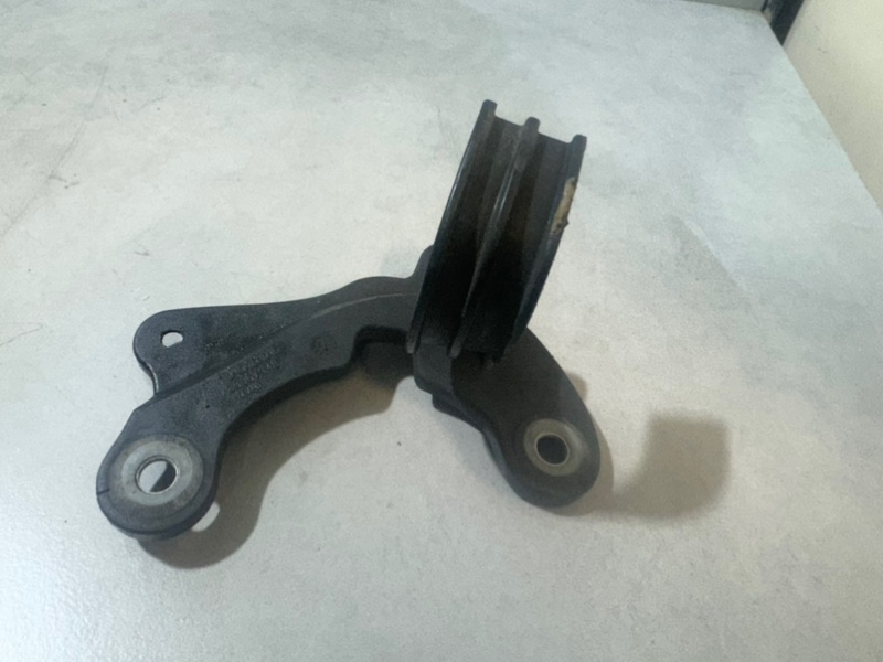 Кронштейн Volvo XC90 B5254T2 30667043 контрактная