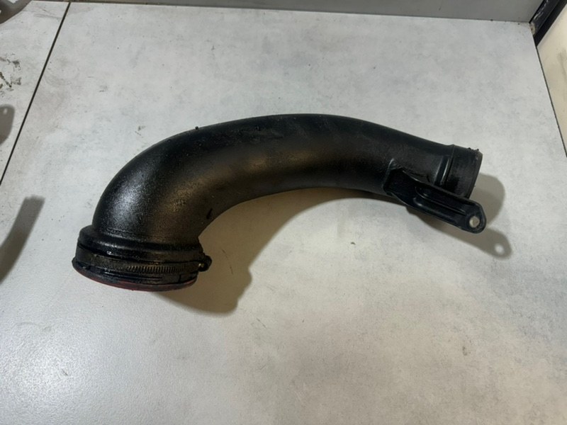 Патрубок интеркулера Volvo XC70 D5244T10 30774692 контрактная