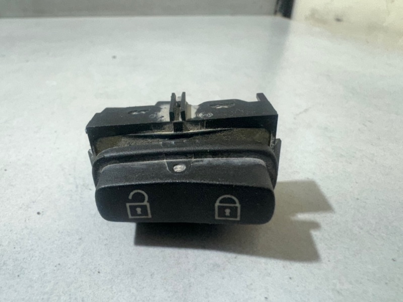 Кнопка центрального замка Volvo XC70 30710475 контрактная