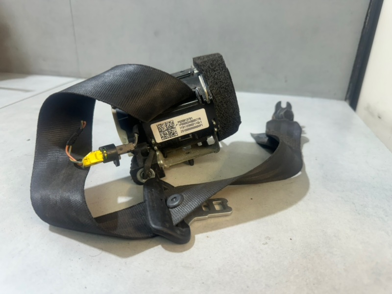 Ремень безопасности задний Volvo S60 39813791 контрактная