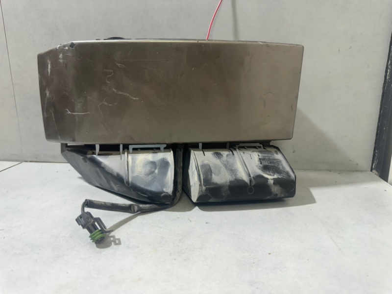 Накладка под фонарь левая Volvo XC90 30698133 контрактная