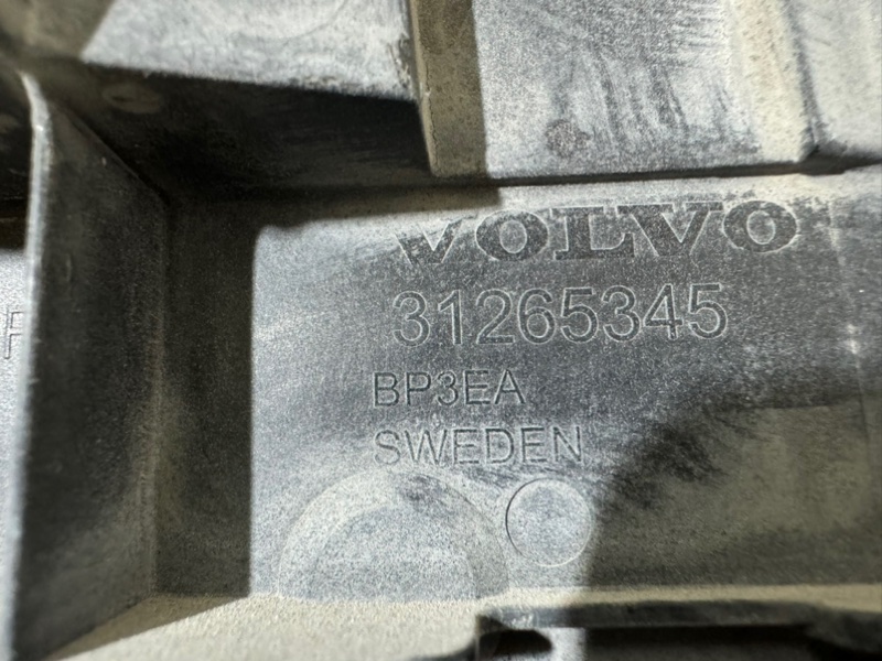 Кронштейн переднего бампера правый Volvo V70 Кронштейн переднего бампера правый Volvo V70