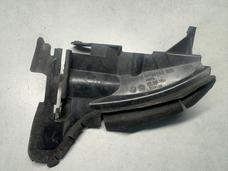 Запчасть дефлектор радиатора правый Volvo XC70 2015 2 D5244T20 30796390 контрактная Дефлектор радиатора правый Volvo XC70 2015 2 D5244T20 30796390 контрактная