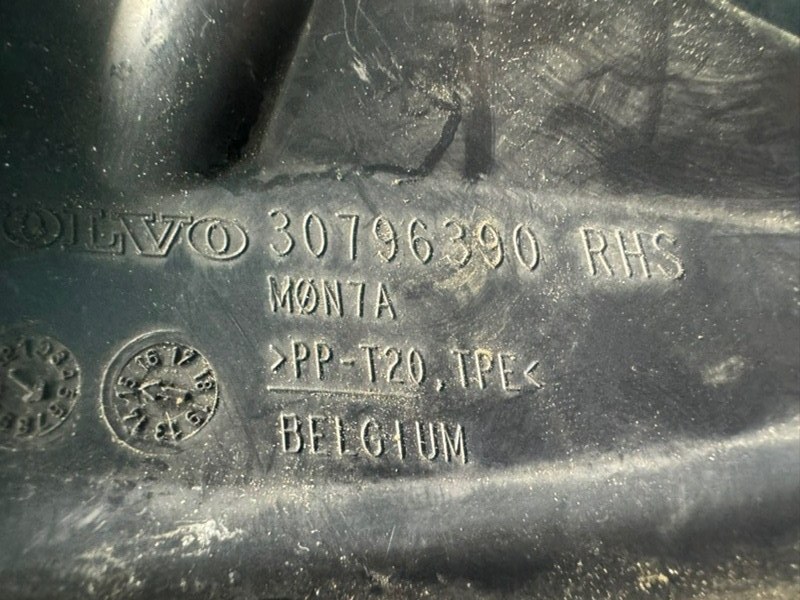 Дефлектор радиатора правый Volvo XC70 2 D5244T20 Дефлектор радиатора правый Volvo XC70 2 D5244T20