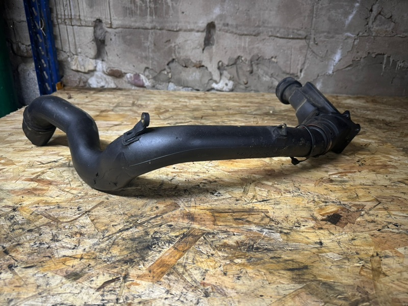 Патрубок интеркулера Volvo XC90 D5244T4 30794888 контрактная