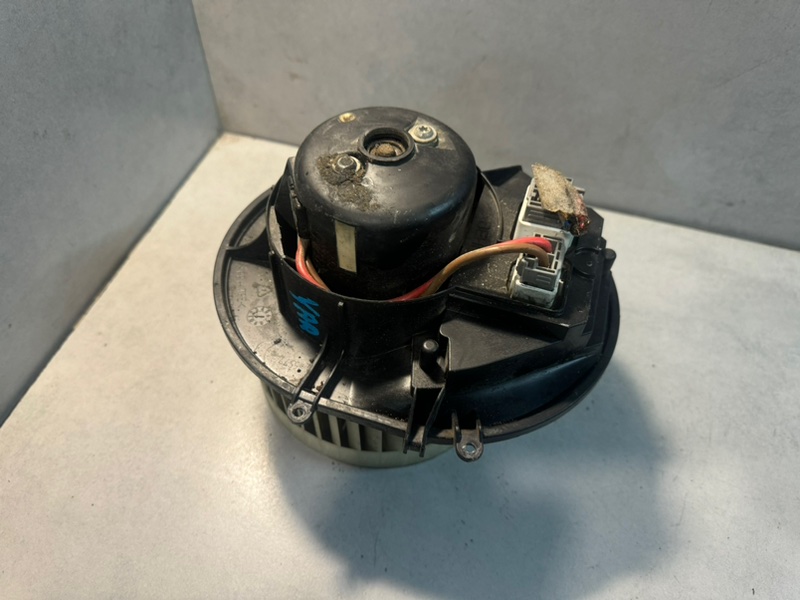 Мотор печки Volvo XC90 31320393 контрактная