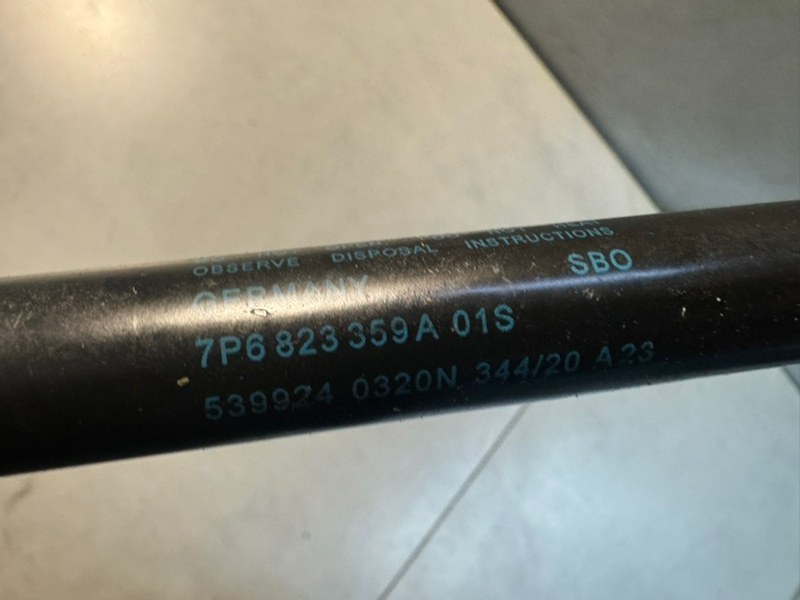 Амортизатор капота Volkswagen Touareg 1 CGNA