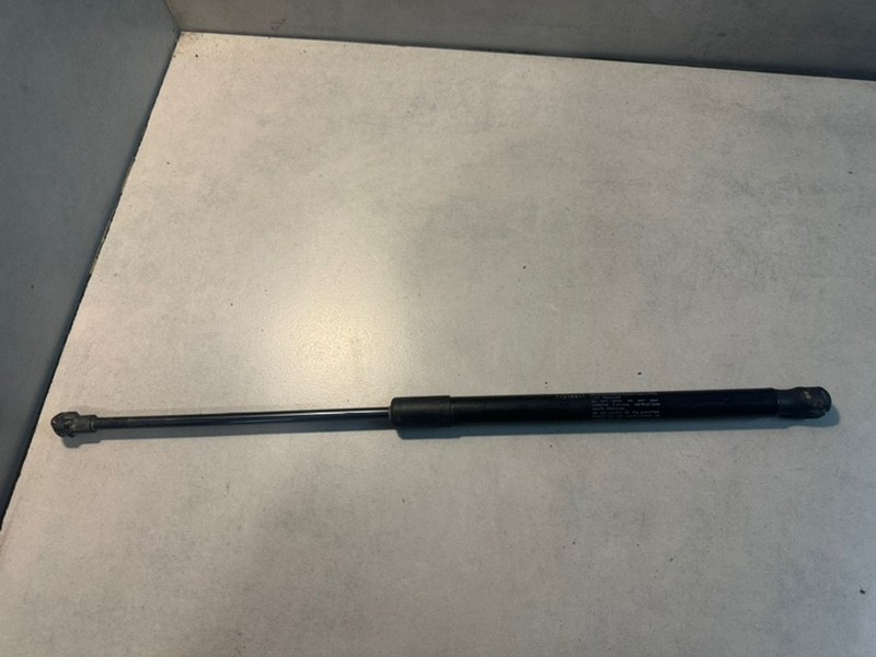 Запчасть амортизатор крышки багажника Volvo XC90 31218511 контрактная Амортизатор крышки багажника Volvo XC90 31218511 контрактная