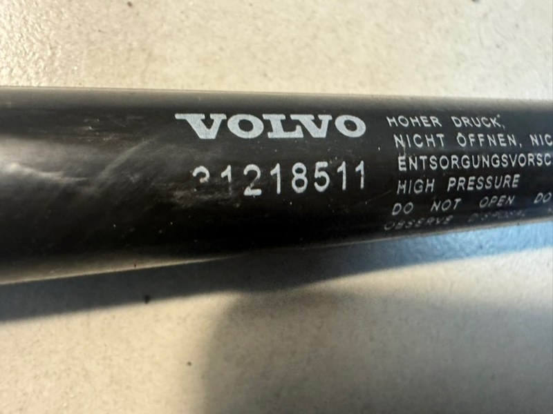 Амортизатор крышки багажника XC90 Амортизатор крышки багажника XC90