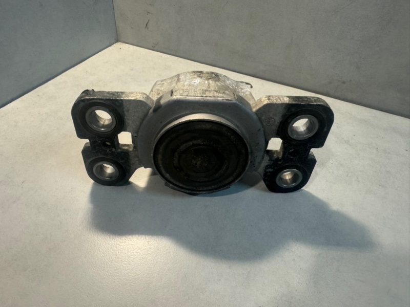 Запчасть подушка двигателя левая Volvo XC70 D5244T15 6G927M121 контрактная Подушка двигателя левая Volvo XC70 D5244T15 6G927M121 контрактная