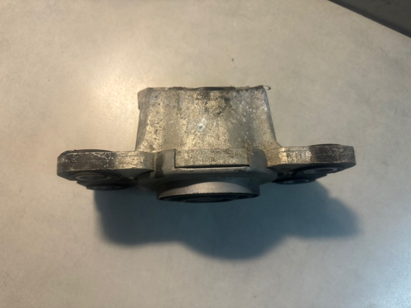 Подушка двигателя левая XC70 D5244T15 Подушка двигателя левая XC70 D5244T15