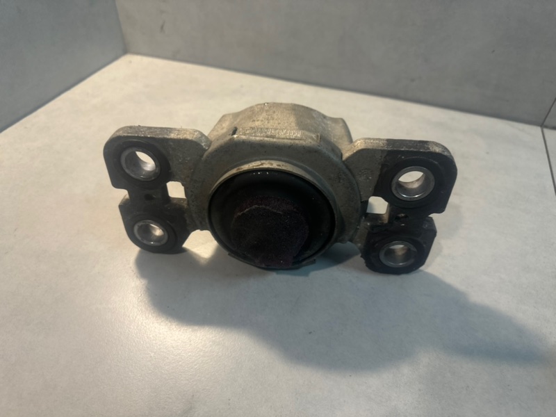 Подушка двигателя левая Volvo XC70 D5244T15 6G927M121 контрактная