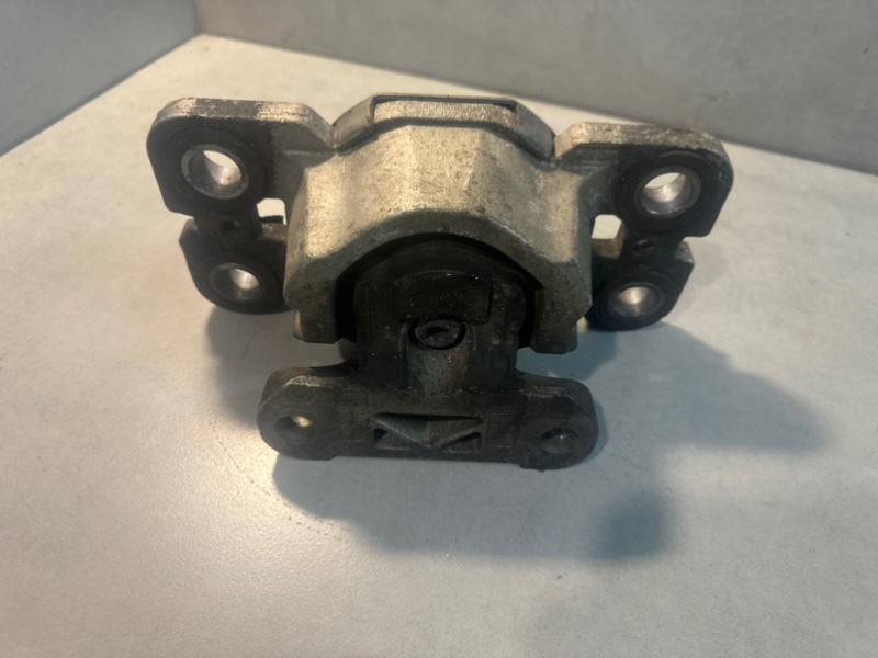 Подушка двигателя левая Volvo XC70 D5244T15