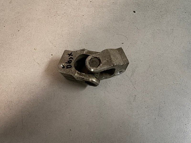 Рулевой карданчик Volvo XC90 B5254T2 8650236 контрактная