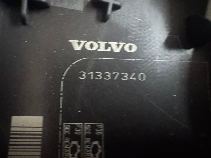Крышка блока предохранителей Volvo S60 B4164T Крышка блока предохранителей Volvo S60 B4164T