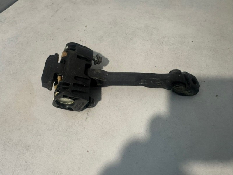 Запчасть ограничитель двери задний правый Volvo S60 2004 1 B5244S 30715021 контрактная Ограничитель двери задний правый Volvo S60 2004 1 B5244S 30715021 контрактная