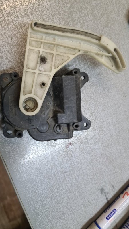Сервопривод заслонок печки Toyota Corolla NZE121 1NZ-FE 2002