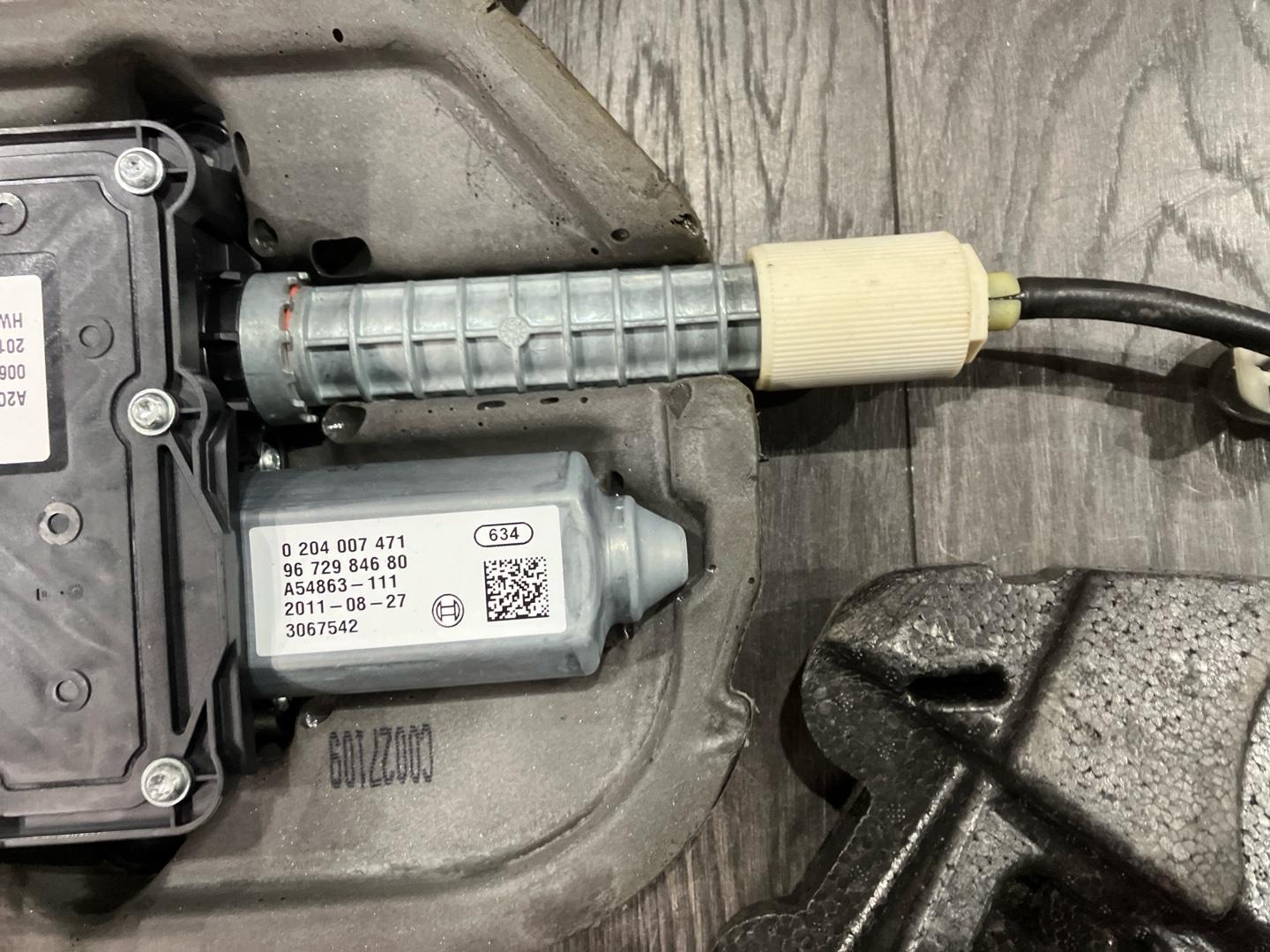 Моторчик стояночного тормоза C4 2011 B7 5F02