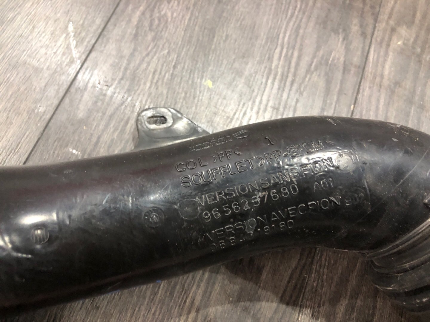 Патрубок воздушного фильтра C4 2011 B7 5F02 Патрубок воздушного фильтра C4 2011 B7 5F02