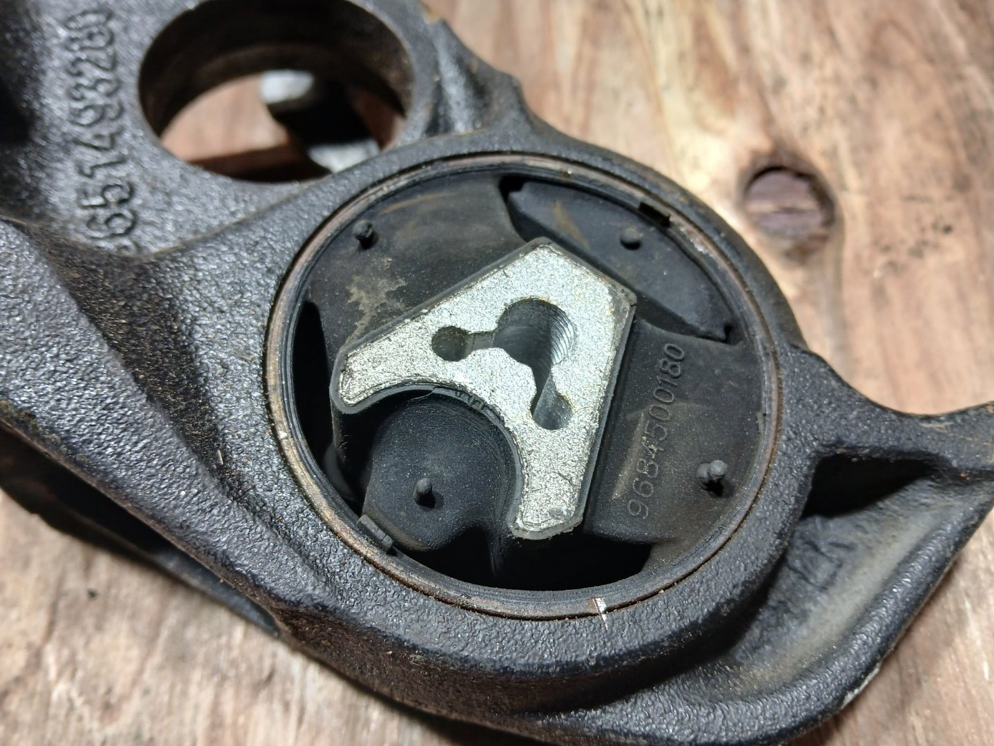 Подушка двигателя C4 2011 B7 5F02 Подушка двигателя C4 2011 B7 5F02