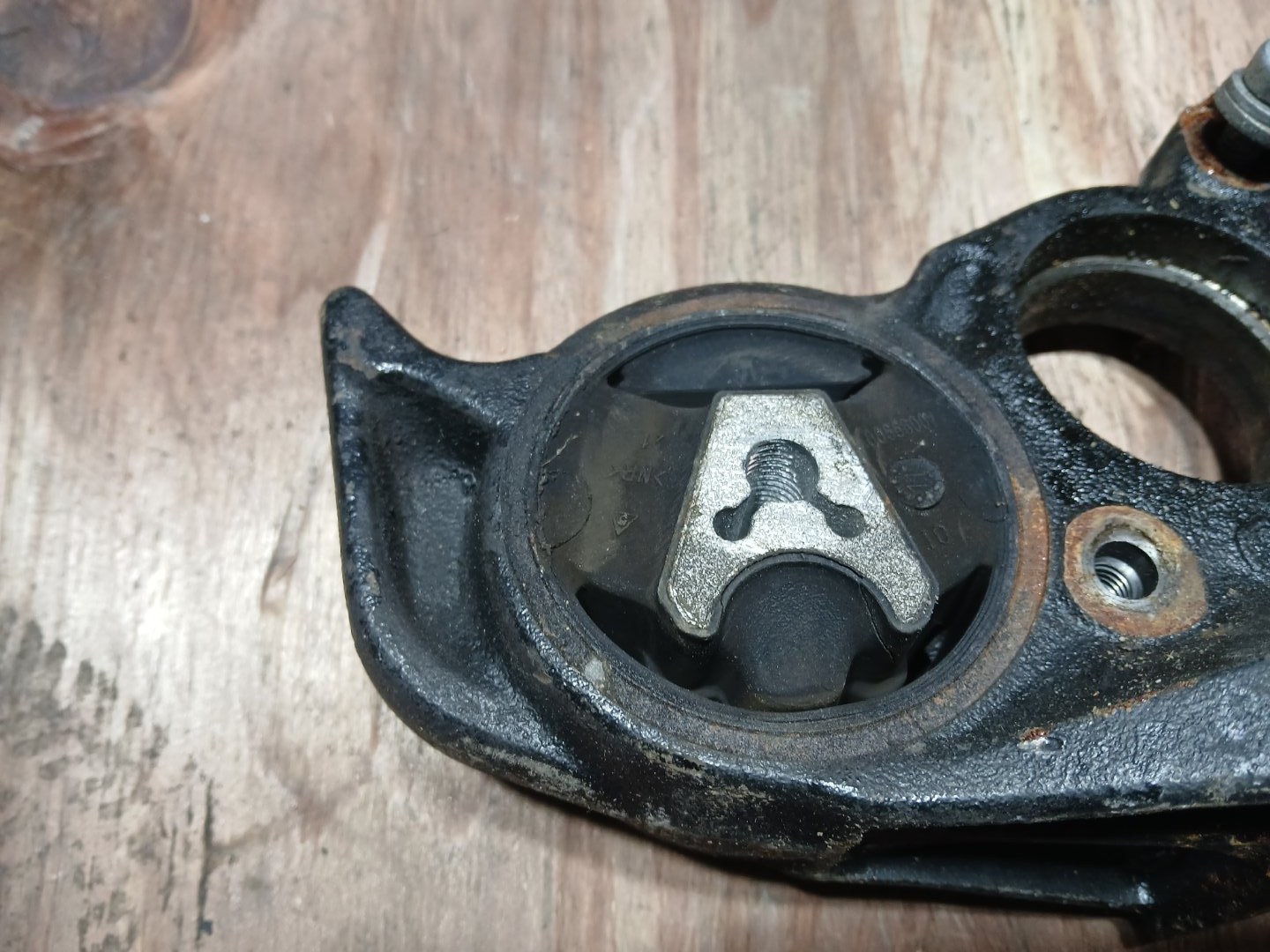 Подушка двигателя C4 2011 B7 5F02 Подушка двигателя C4 2011 B7 5F02