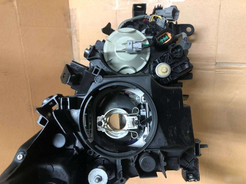 Фара левая M25 2010-2013 Y51 Фара левая M25 2010-2013 Y51