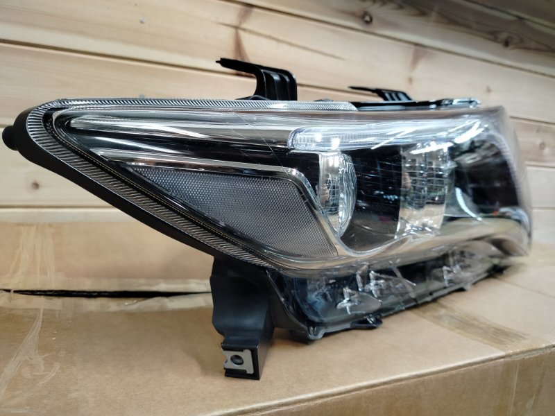 Фара ксеноновая передняя правая Toyota Venza GV10