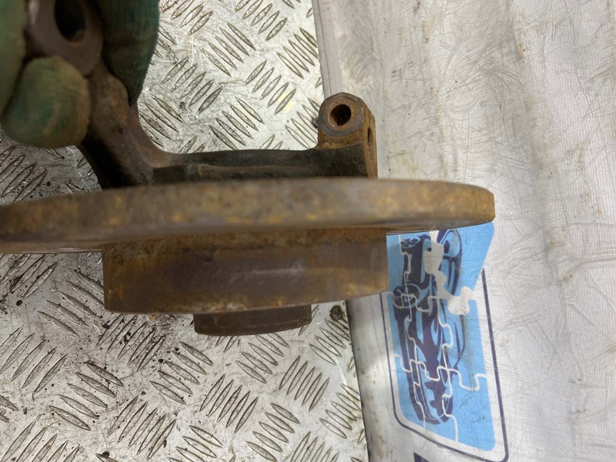 Кулак поворотный передний левый Renault 19 F3NL740 1.7