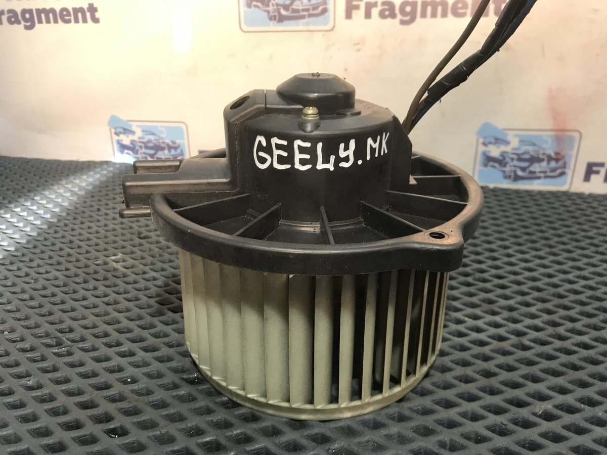 Запчасть моторчик отопителя Geely MK 2008 5A-FE 1.5 1018002736 Б/У Моторчик отопителя Geely MK 2008 5A-FE 1.5 1018002736 Б/У