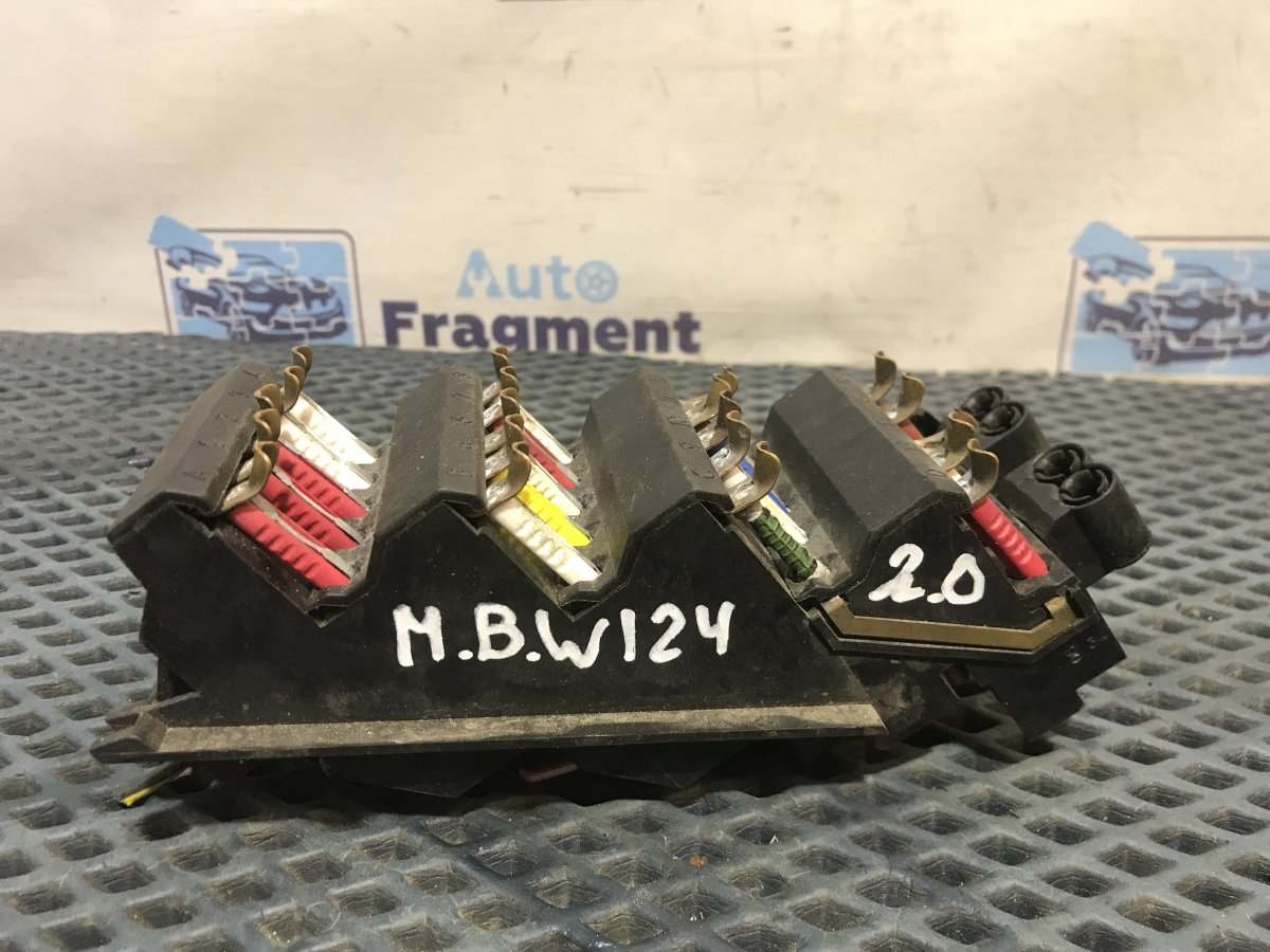 Блок предохранителей Mercedes-Benz W124 1990 M102E20 2.0 1245435505 Б/У