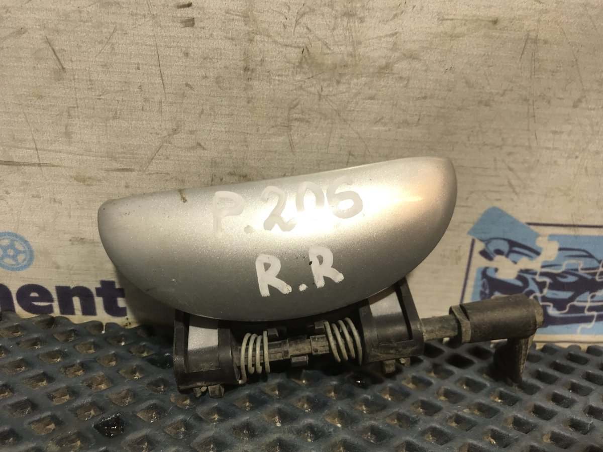 Запчасть ручка двери задняя правая Peugeot 206 2004 KFW 1.4 Б/У Ручка двери задняя правая Peugeot 206 2004 KFW 1.4 Б/У