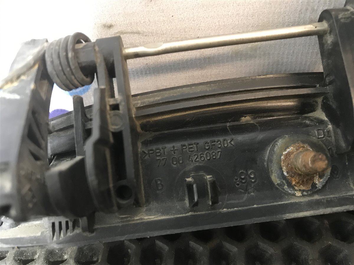 Ручка двери нaружная передняя правая Clio 1999 D7F710 1.2